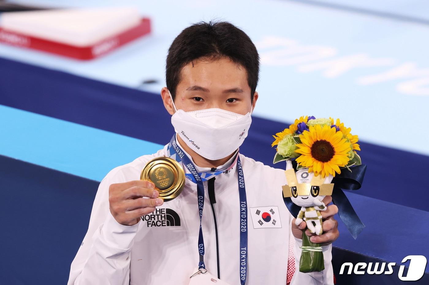 본문 이미지 - 대한민국 체조 신재환이 2일 오후 일본 도쿄 아리아케 체조경기장에서 열린 '2020 도쿄올림픽' 남자 도마 결선에서 금메달을 목에 걸고 기뻐하고 있다. 신재환은 1·2차 시기 평균 14.783점을 획득하며 금메달을 목에 걸었다. 2021.8.2/뉴스1 ⓒ News1 올림픽사진취재단