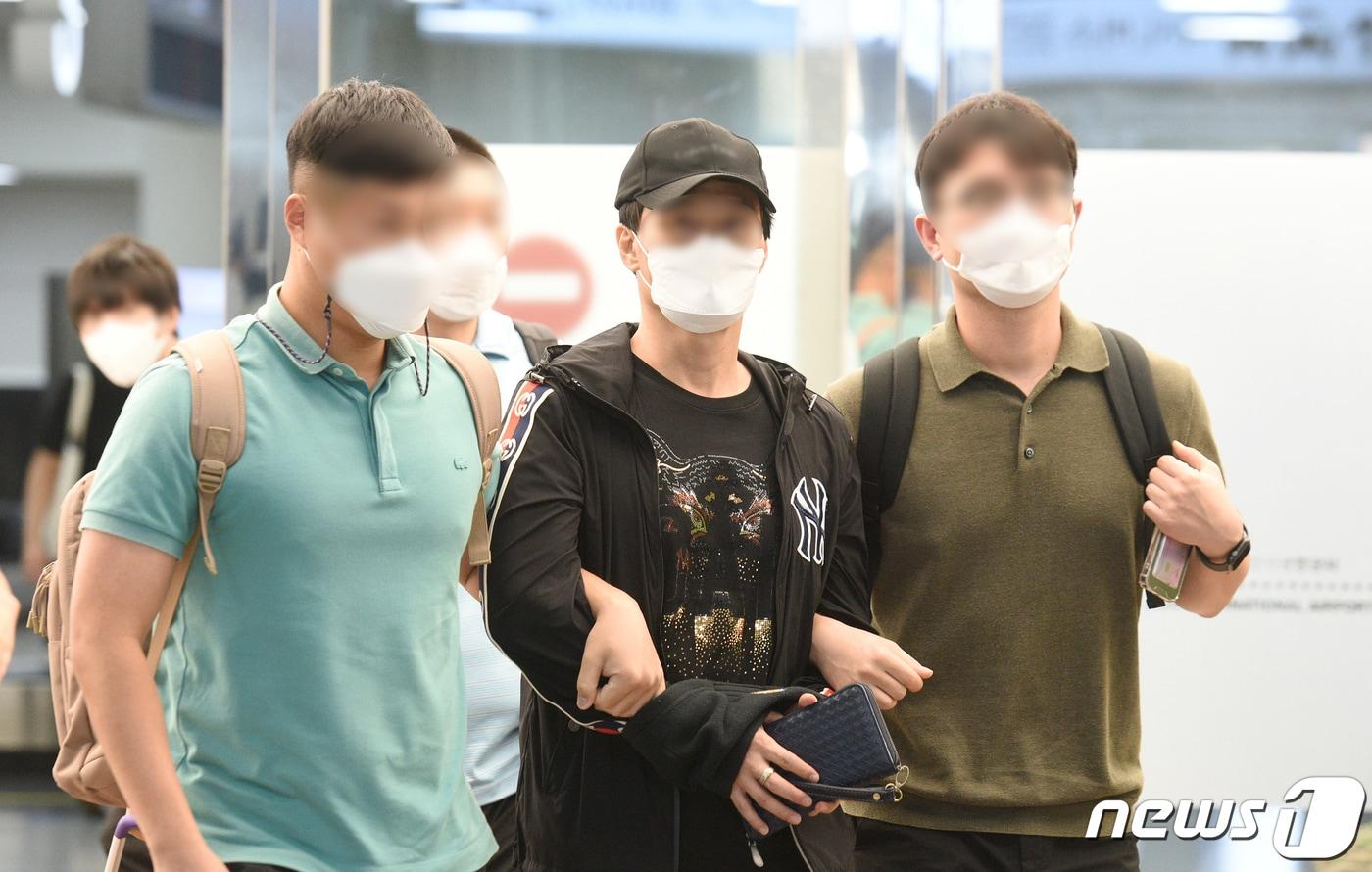 본문 이미지 - 제주 대표 장기미제 사건인 '제주 변호사 피살사건' 피고인 김모씨(55)가 2021년 8월18일 오후 제주국제공항을 통해 강제송환되고 있는 모습.2021.8.20/뉴스1 ⓒ News1 오현지 기자