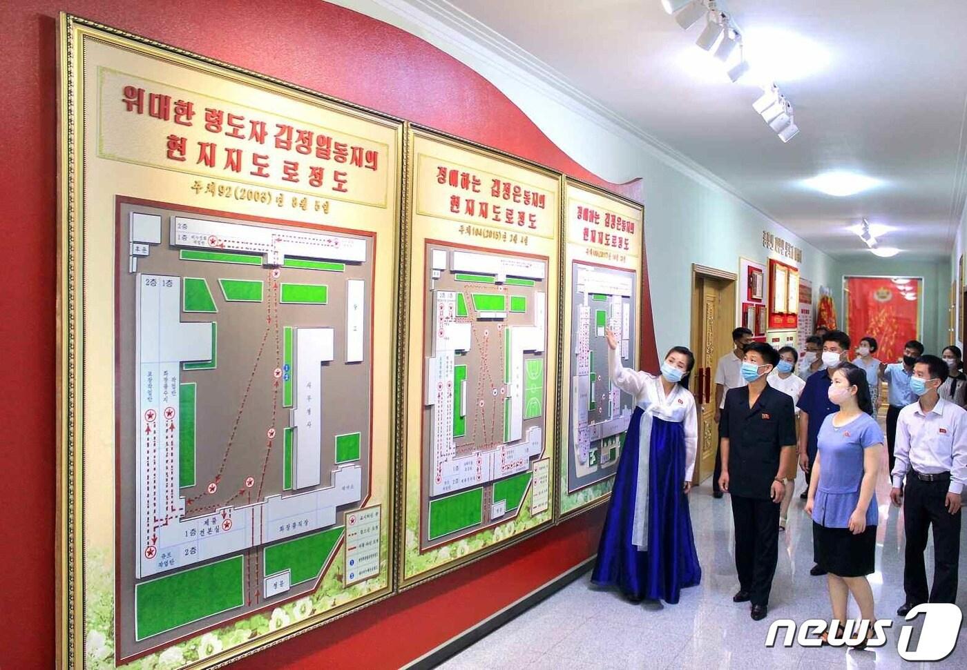 (평양 노동신문=뉴스1) =평양화장품공장 종업원들이 김정은 총비서의 현지지도 당시 노정도를 보고 있다. [국내에서만 사용가능. 재배포 금지. DB 금지. For Use Only in the Republic of Korea. Redistribution Prohibited] rodongphoto@news1.kr