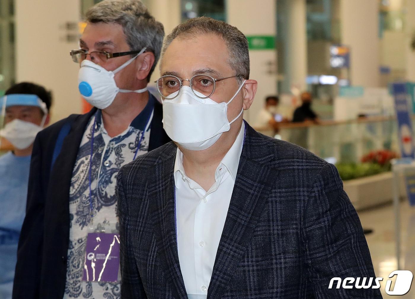 본문 이미지 - 러시아의 북핵 대표인 이고르 마르굴로프 러시아 외무부 아시아태평양 차관이 지난 21일 오전 인천국제공항을 통해 입국하고 있다. 마르굴로프 차관은 24일 노규덕 외교부 한반도평화교섭본부장과 한러 북핵수석대표 협의를 가질 예정이다. 2021.8.21/뉴스1 ⓒ News1 박세연 기자