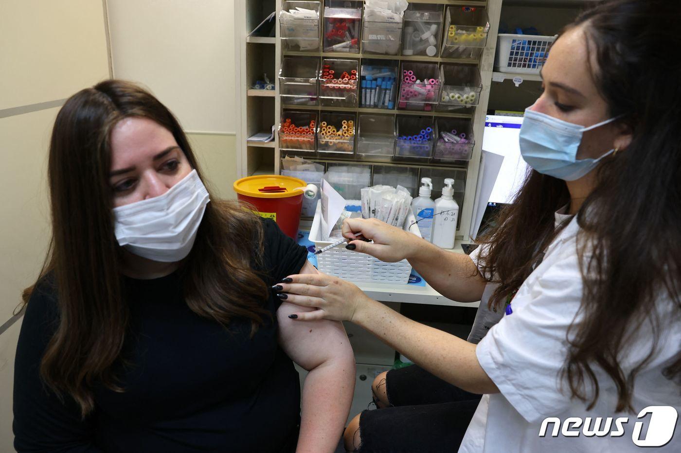 20일(현지시간) 이스라엘 예루살렘에 마련된 코로나19 백신 접종소에서 주민이 3번째 화이자 백신을 맞고 있다. ⓒ AFP=뉴스1 ⓒ News1 우동명 기자
