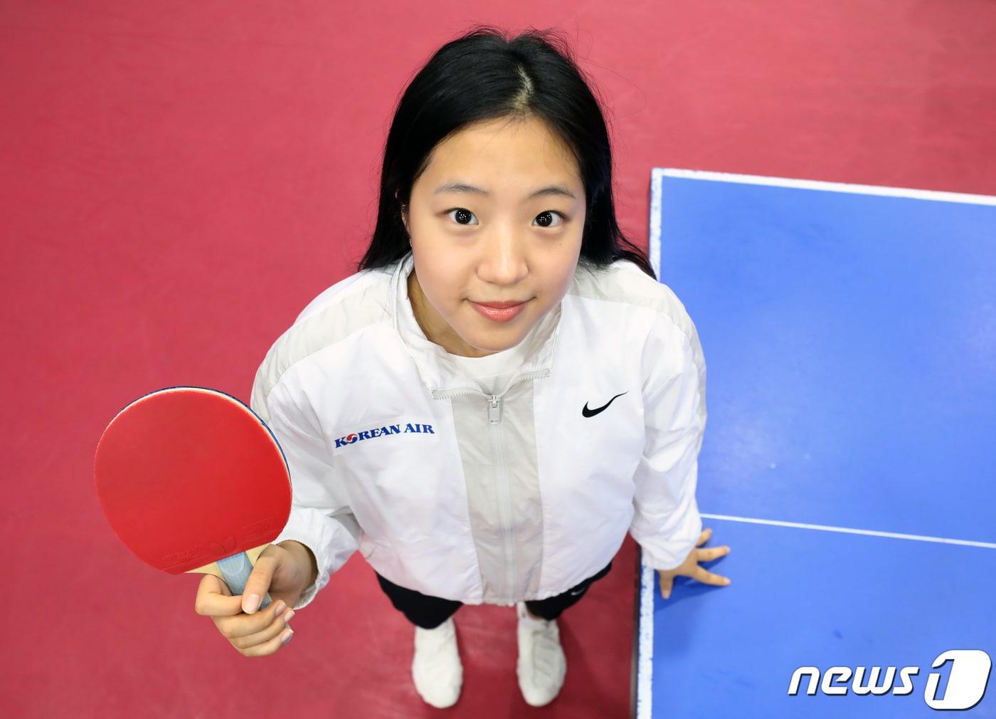 본문 이미지 - 대한항공 여자탁구단 신유빈 선수가 인천시 서구 칼&#40;KAL&#41;체육관에서 뉴스1과 인터뷰를 하고 있다. 2021.8.20/뉴스1 ⓒ News1 정진욱 기자
