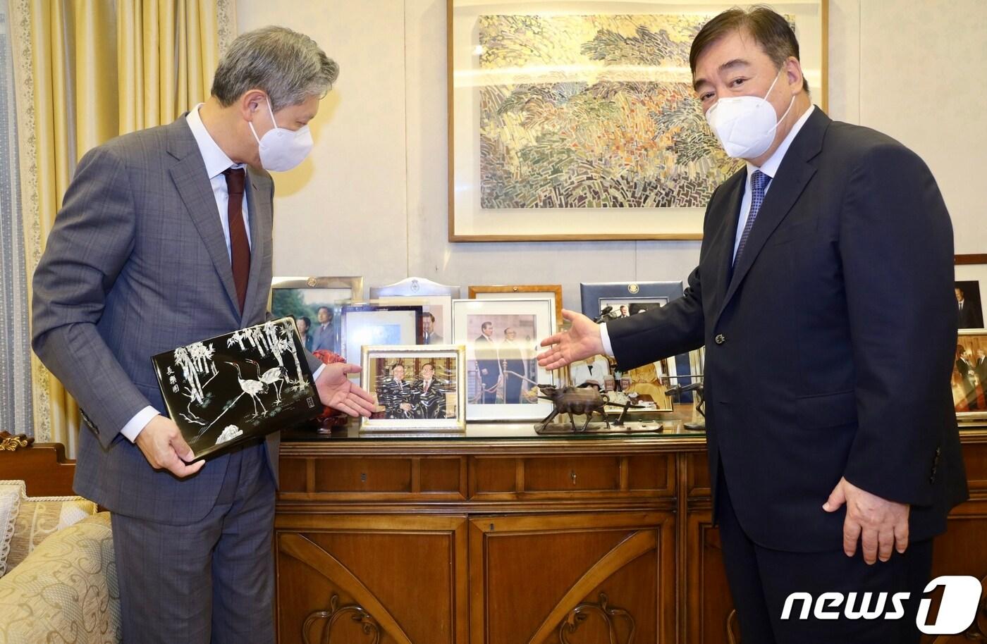 싱하이밍 주한 중국대사가 20일 노태우 전 대통령 자택을 방문해 재임 기간 중 한중관계에 공헌 한 것에 대해 감사의 뜻을 표했다고 주한 중국대사관이 21일 밝혔다. 사진은 (왼쪽)노 전 대통령의 장남 노재헌 한국 일대일로연구원 원장과 싱 대사.(주한중국대사관 제공)ⓒ 뉴스1