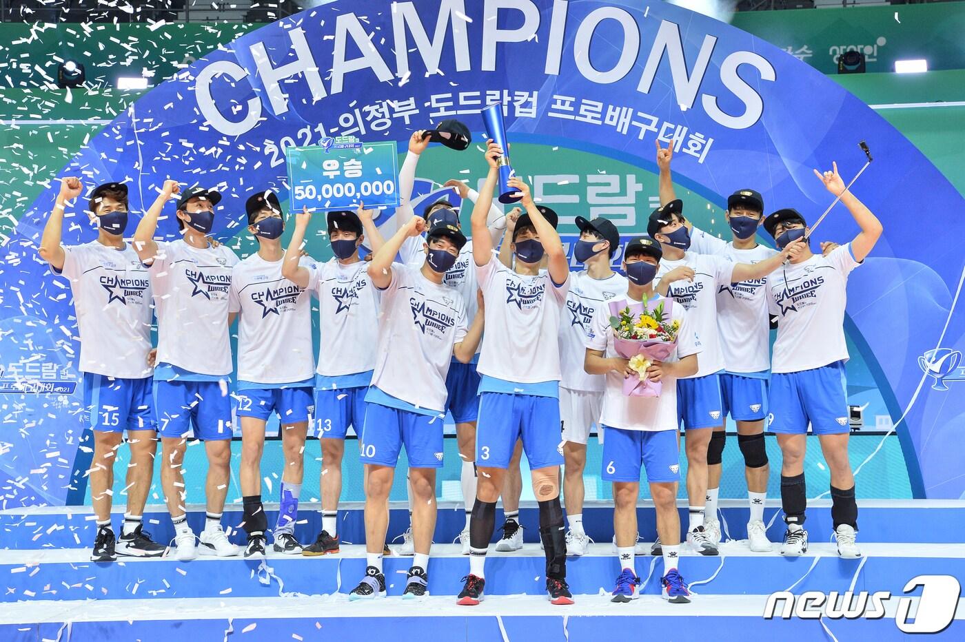 본문 이미지 - 21일 경기도 의정부체육관에서 열린 2021 의정부·도드람컵 프로배구대회 결승전 OK 금융그룹과의 경기에서 세트 스코어 3대0 승리를 거두며 6년 만에 프로배구 컵대회 우승을 달성한 우리카드 선수들이 시상식에서 환호하고 있다. (KOVO 제공) 2021.8.21/뉴스1 ⓒ News1 