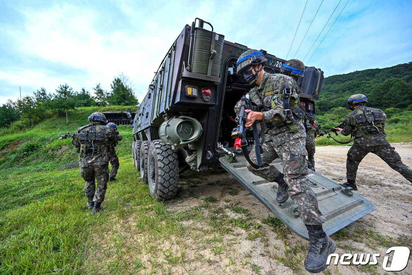 K808 차륜형 장갑차에서 하차 후 전투훈련에 돌입하는 군 장병들. (육군 제공) 2021.8.22/뉴스1