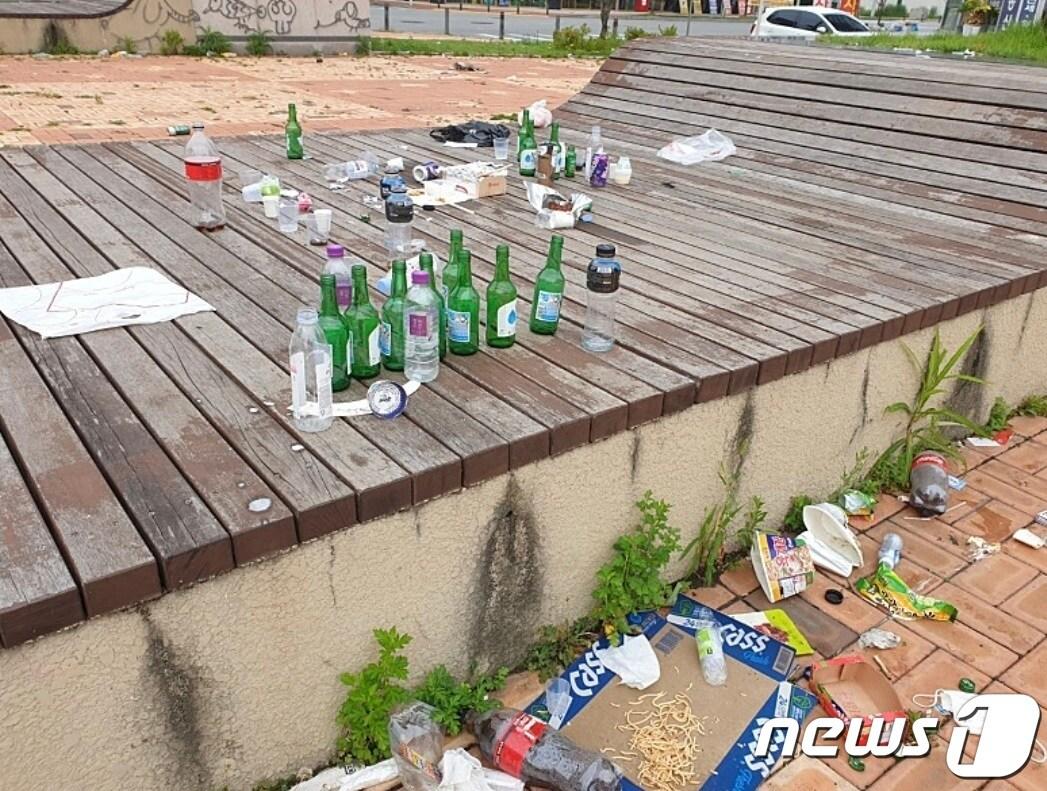 본문 이미지 - 22일 충북 음성군이 코로나19 확산 방지를 위해 맹동면 혁신도시 광장을 일시 폐쇄한다고 밝혔다. 사진은 음주의 흔적과 쓰레기 무단투기 모습.(음성군 제공)2021.8.22/ⓒ 뉴스1