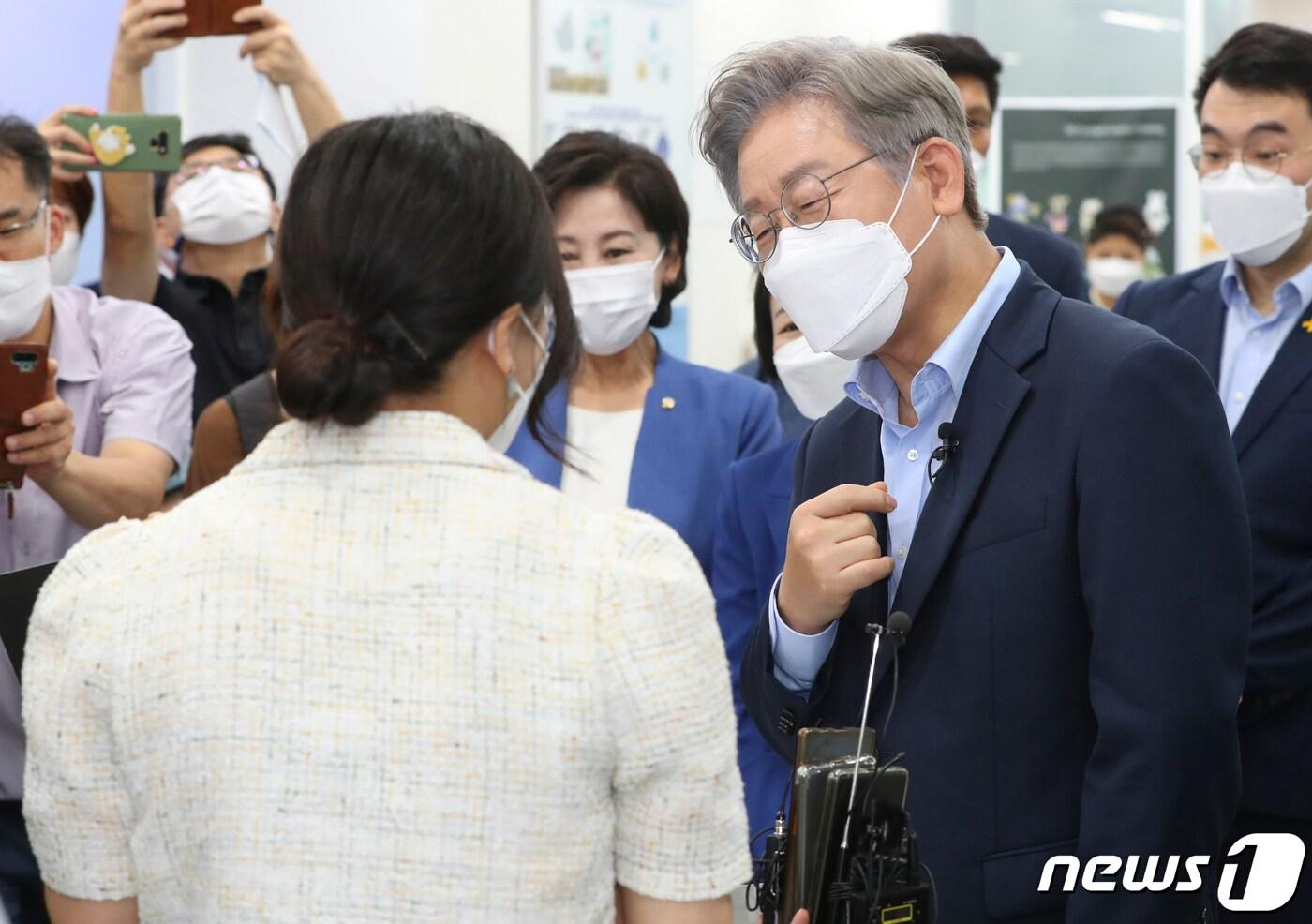 더불어민주당 대권주자인 이재명 경기도지사가 22일 서울 용산 전자랜드에 위치한 숙명여자대학교 캠퍼스타운사업단을 방문해 휴마인 조혜준 대표의 설명을 듣고 있다. 2021.8.22/뉴스1 ⓒ News1 국회사진취재단