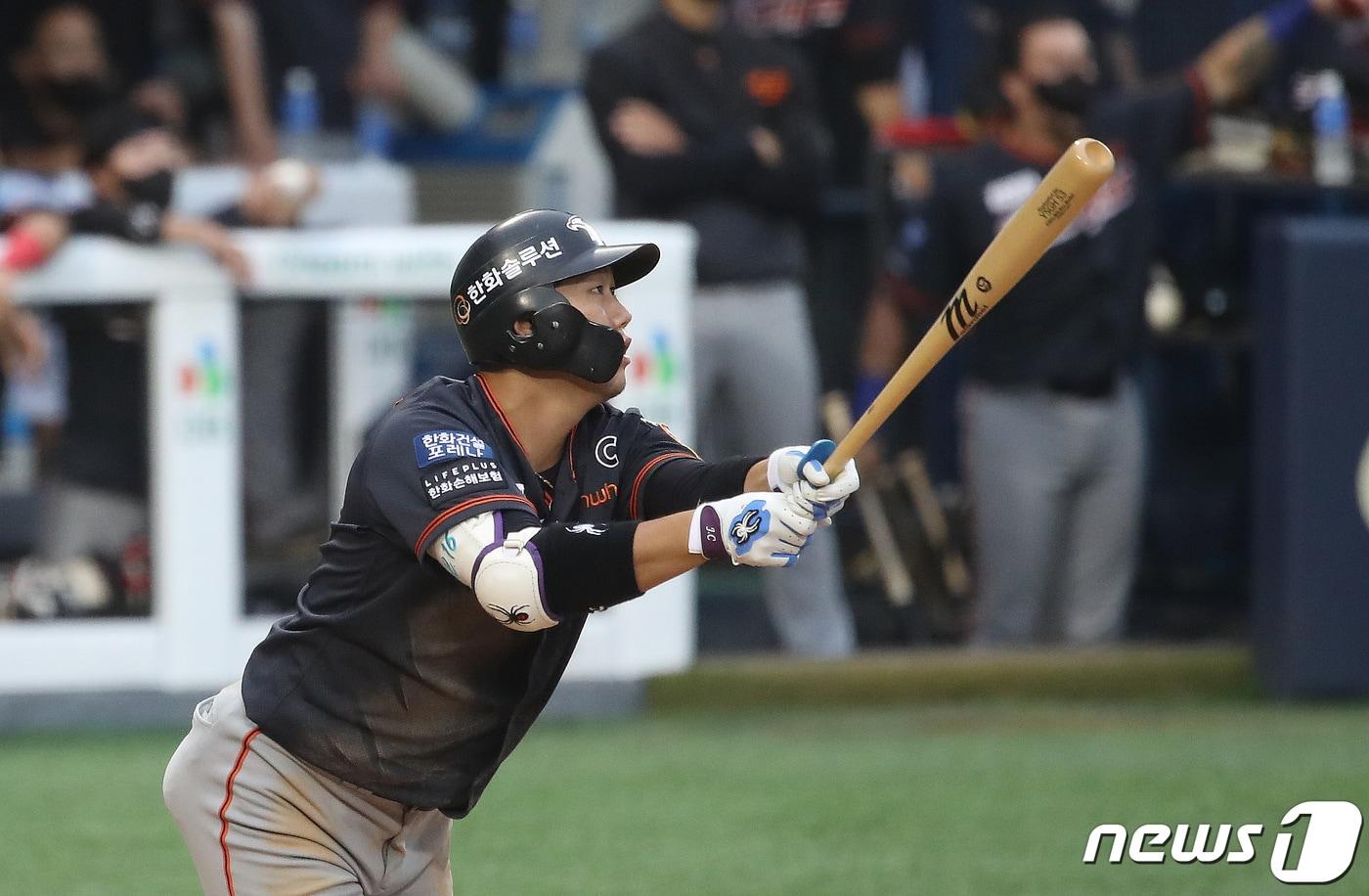 22일 오후 서울 송파구 잠실야구장에서 열린 '2021 신한은행 SOL KBO리그' 두산 베어스와 한화 이글스의 경기 4회초 1사 만루 상황 한화 하주석이 두산 이영하를 상대로 만루홈런을 치고 있다. 2021.8.22/뉴스1 ⓒ News1 임세영 기자