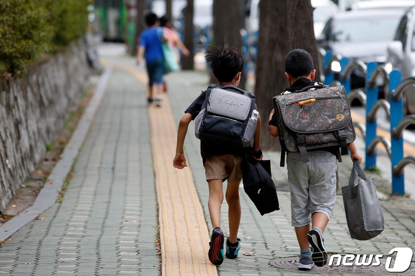 등교하는 초등학생. /뉴스1 ⓒ News1 이승배 기자
