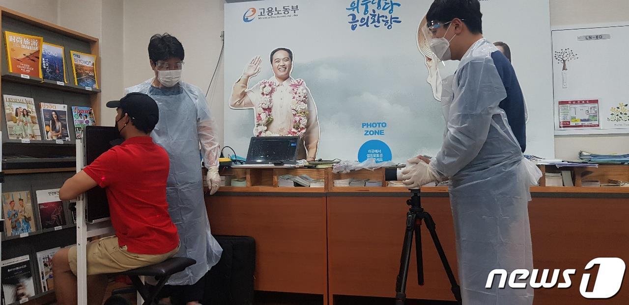 본문 이미지 - 지난 22일 김해외국인노동자지원센터에서 결핵 검진이 진행되고 있다. (김해외국인노동자지원센터 제공) ⓒ 뉴스1