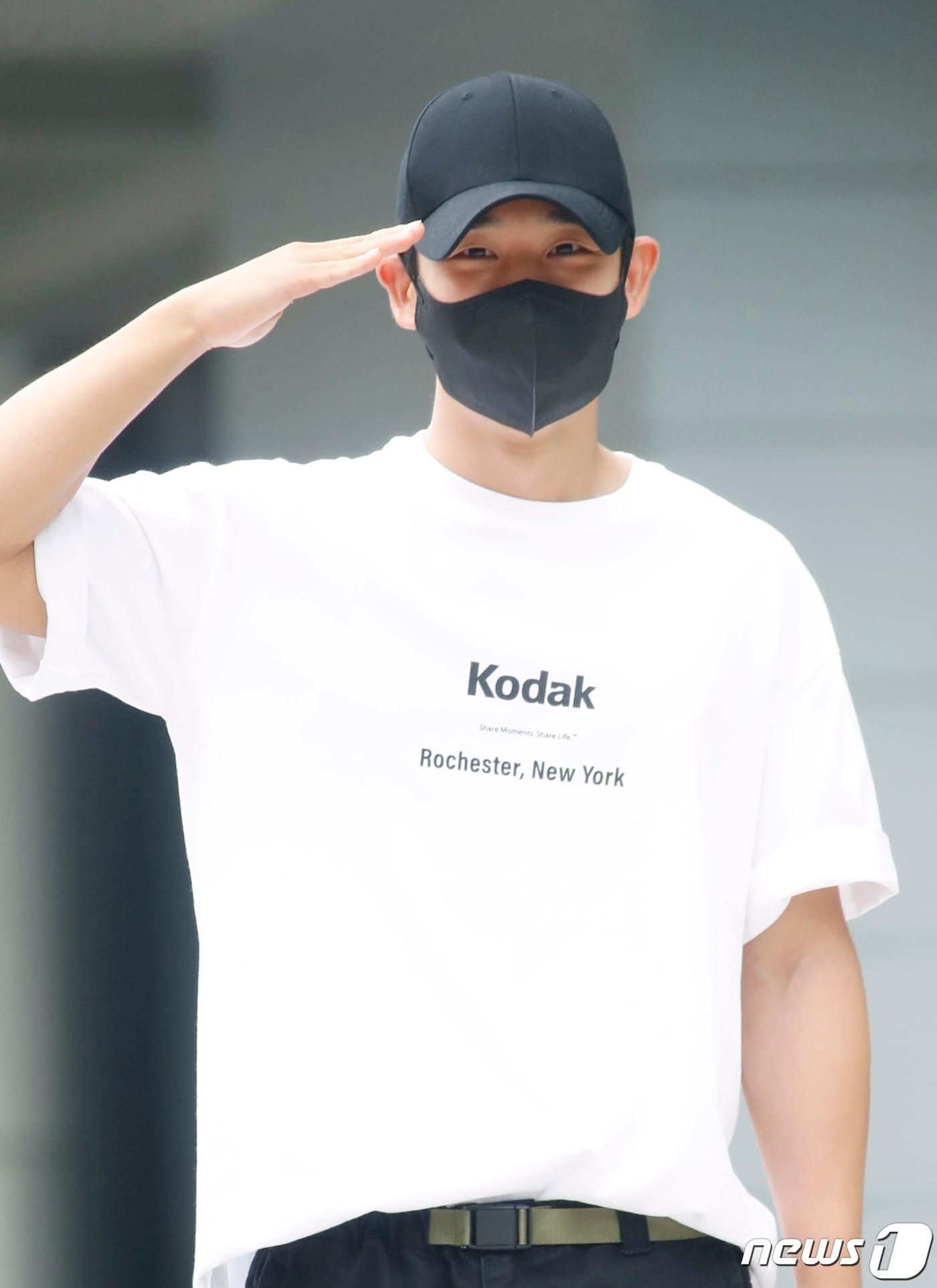 본문 이미지 - 배우 정해인이 23일 오전 서울 양천구 목동 SBS에서 진행되는 SBS 파워FM '박하선의 씨네타운'을 위해 방송국으로 들어서며 인사를 하고 있다. 2021.8.23/뉴스1 ⓒ News1 권현진 기자