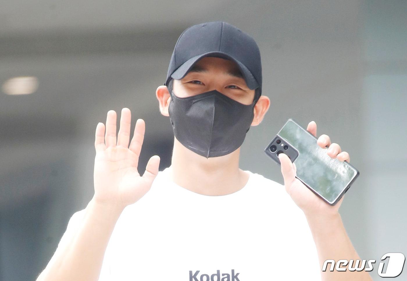 배우 정해인이 23일 오전 서울 양천구 목동 SBS에서 진행되는 SBS 파워FM '박하선의 씨네타운'을 위해 방송국으로 들어서며 인사를 하고 있다. 2021.8.23/뉴스1 ⓒ News1 권현진 기자