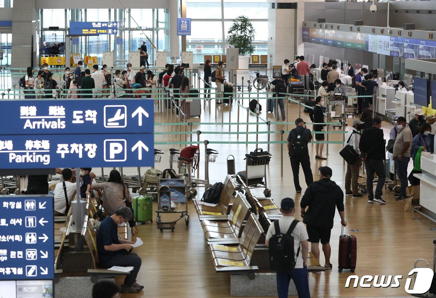 본문 이미지 - 지난 8월23일 인천공항 1터미널에서 시민들이 출국 수속을 밟고 있다. 당시 신종 코로나바이러스 감염증(코로나19) 백신 접종이 전 연령대에서 본격적으로 이뤄지면서 해외여행을 떠나려는 사람들이 늘었다.ⓒ News1 신웅수 기자