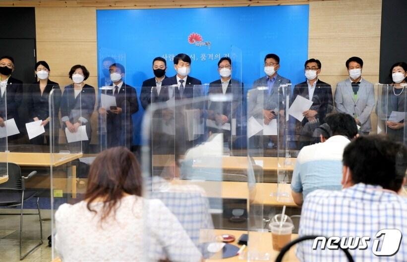 본문 이미지 - 전주시의회 의원들이 지난 8월 23일 전주시청 브리핑룸에서 기자회견을 갖고 음주운전 등 소속 의원들의 잇단 비위사건에 대해 공식 사과했다.ⓒ 뉴스1