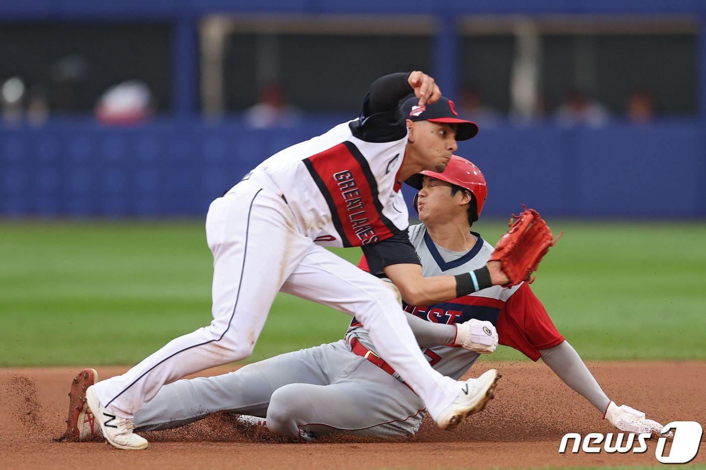 본문 이미지 - LA 에인절스 오타니 쇼헤이가 도루를 시도하고 있다. ⓒ AFP=뉴스1