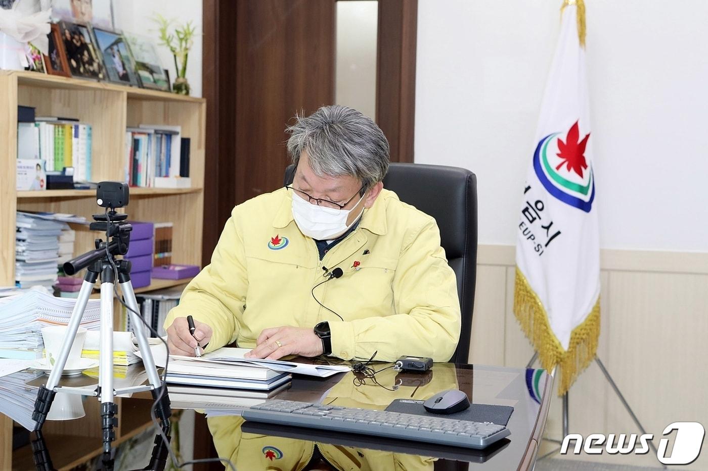 본문 이미지 - 유진섭 전북 정읍시장이 제 12호 태풍 ‘오마이스’에 대비해 선제적 예방 활동을 주문했다. ⓒ 뉴스1