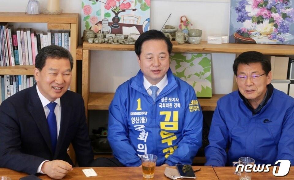 본문 이미지 - 2020년 3월30일 제21대 총선 선거운동 과정에서 자리를 함께 한 신정훈, 김두관, 서삼석 당시 후보들(왼쪽부터).(신정훈SNS 제공) ⓒ News1