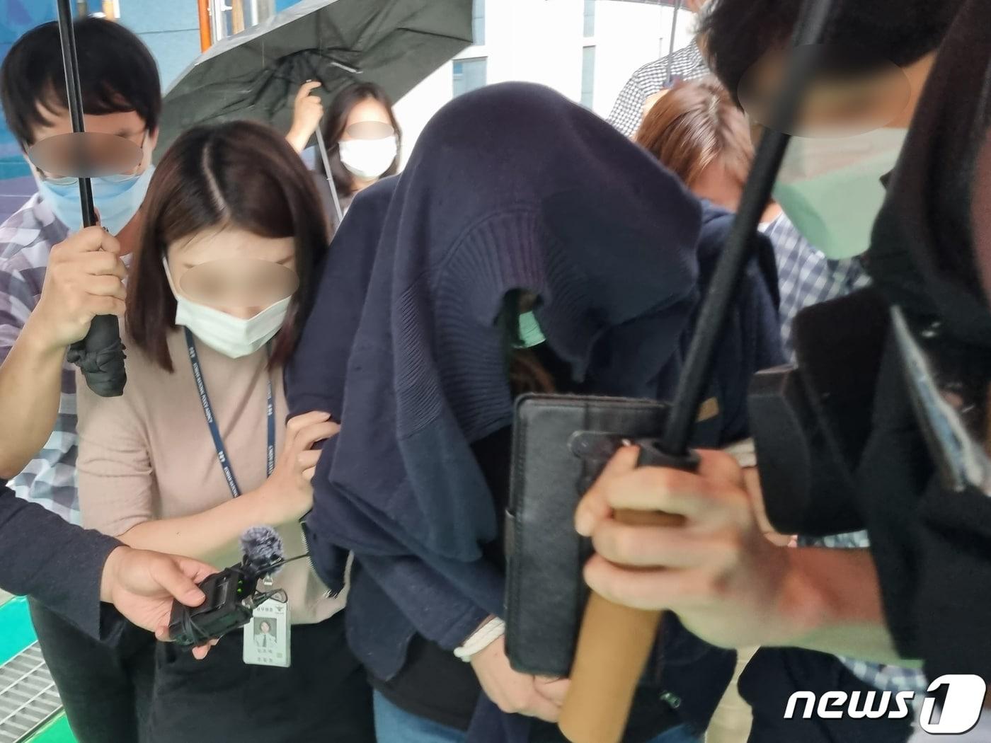 본문 이미지 - 자신이 낳은 아기를 청주시 한 음식물 쓰레기통에 유기한 혐의를 받는 A씨가 23일 오후 청주지법에서 구속 전 피의자 심문을 받은 뒤 법원을 나서고 있다. 2021.8.23/뉴스1 ⓒ News1 김용빈 기자