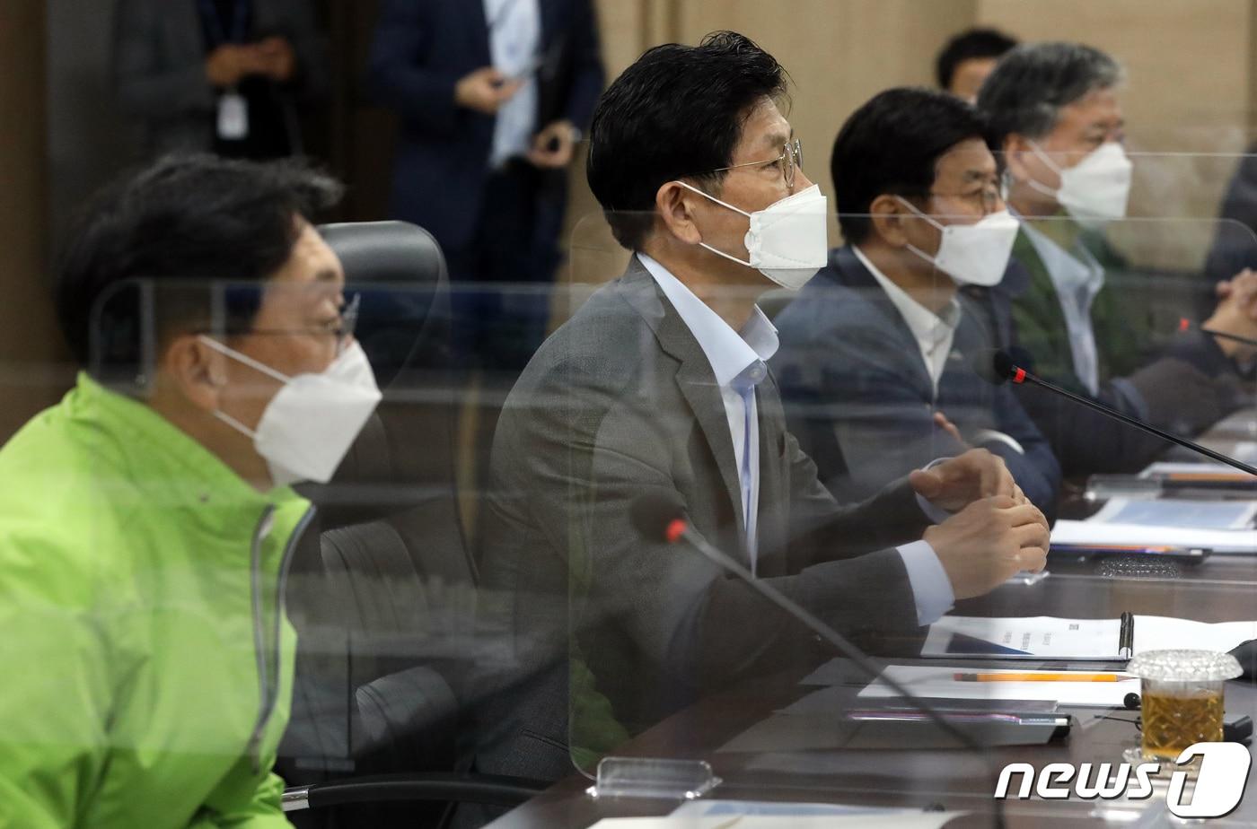 본문 이미지 - 노형욱 국토교통부 장관(가운데). 2021.8.23/뉴스1 ⓒ News1 장수영 기자