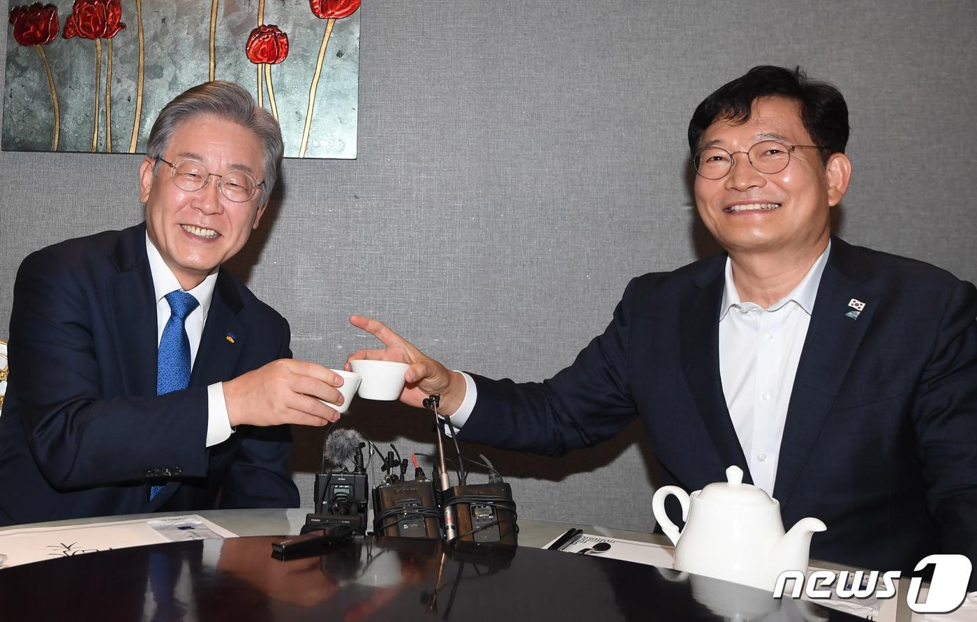 본문 이미지 - 이재명 더불어민주당 상임고문과 송영길 서울시장 후보.  ⓒ News1 국회사진취재단