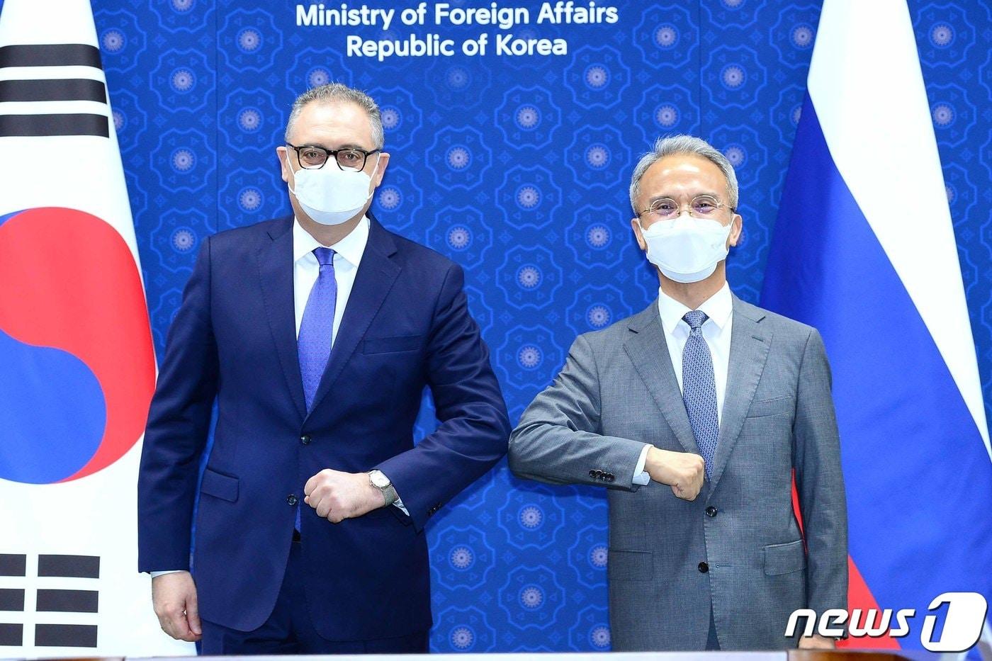 본문 이미지 - 이고르 마르굴로프 러시아 외교부 아태담당 차관(좌)과 여승배 외교부 차관보. (외교부 제공)ⓒ 뉴스1