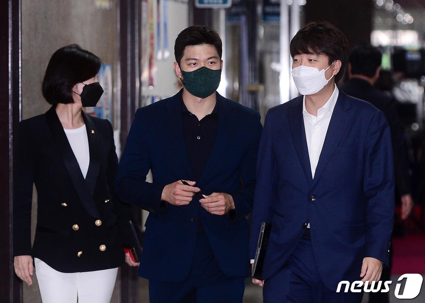 본문 이미지 - 이준석 국민의힘 대표가 24일 오전 국회에서 열린 권익위 조사 결과 관련 긴급 최고위원회의에 참석하고 있다. 이날 비공개로 열린 긴급최고위원회에서 국민권익위원회가 통보한 소속 의원 12명의 명단의 공개 여부, 처분 수위 등이 결정될 것으로 예상된다. 2021.8.24/뉴스1 ⓒ News1 이동해 기자