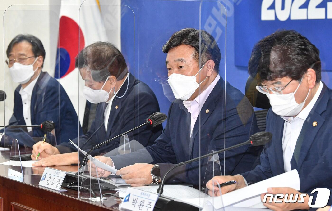 본문 이미지 - 윤호중 더불어민주당 원내대표가 24일 서울 여의도 국회에서 열린 2022년 예산안 편성 및 추석민생대책 당정협의에서 모두발언을 하고 있다. 윤 원내대표는 이 자리에서 “내년에는 올해 604조7000억원보다 조금 증가한 규모의 위기극복 예산이 필요하다”고 밝혔다. 2021.8.24/뉴스1 ⓒ News1 오대일 기자