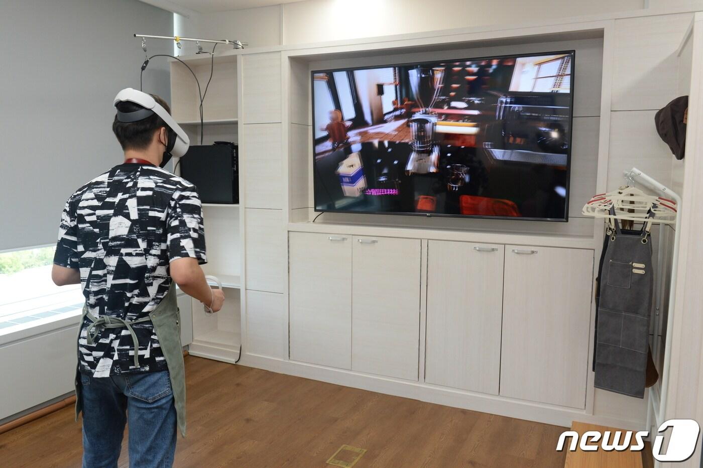 대전발달장애인훈련센터 훈련생이 바리스타 가상 직업훈련을 진행하고 있는 모습(ETRI 제공) ⓒ 뉴스1