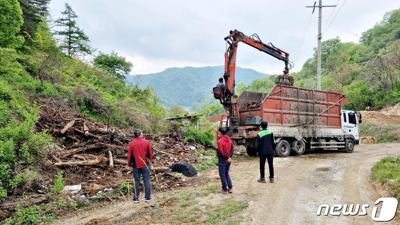 본문 이미지 - 24일 충북 충주시가 안전지킴이 활약으로 기업형 폐기물 불법투기가 자취를 감추자 생활 속 방치 폐기물을 집중 수거하고 있다고 밝혔다. 사진은 방치 폐기물 수거 모습.(충주시 제공)2021.8.24/ⓒ 뉴스1