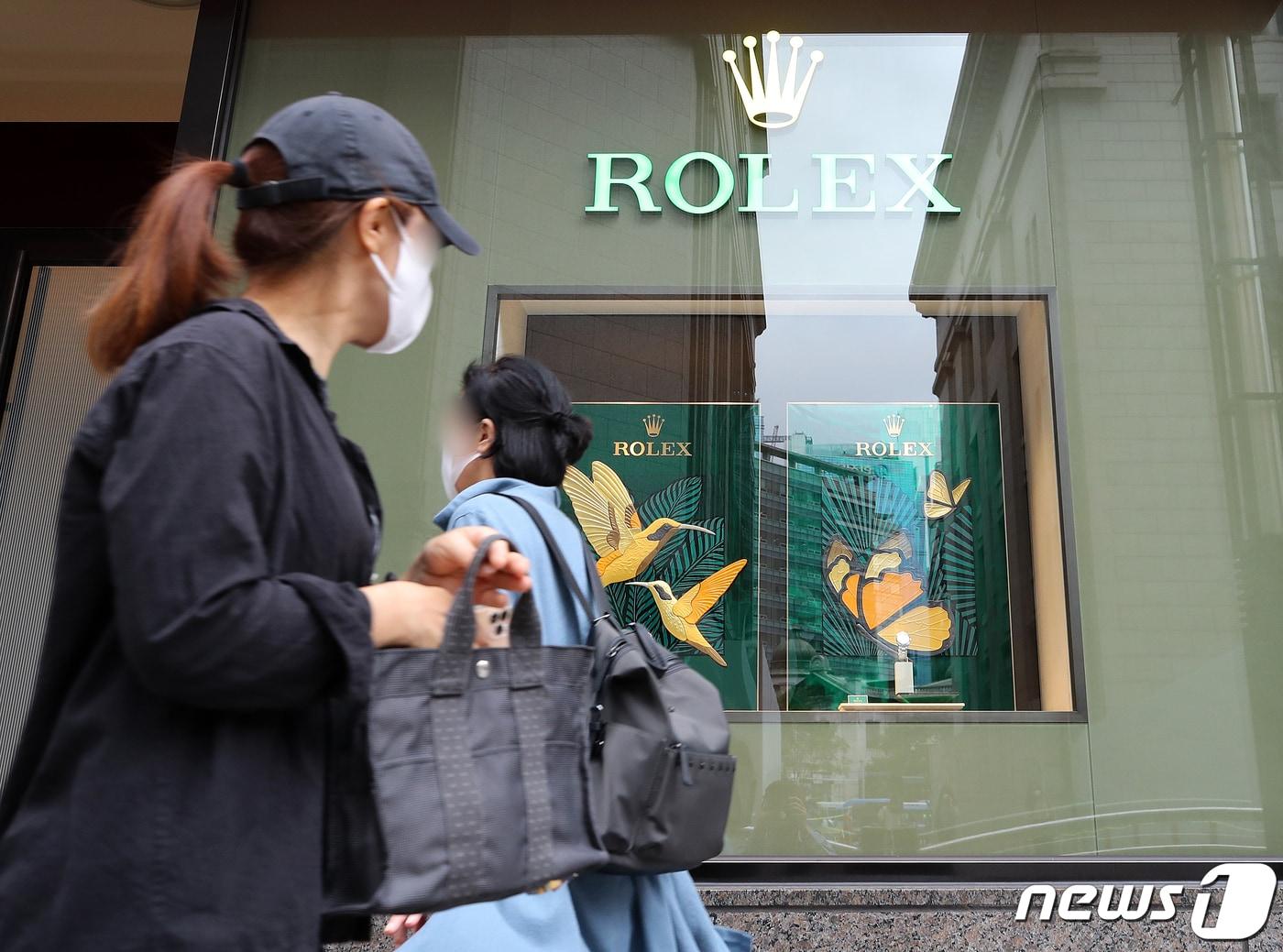 본문 이미지 - 한 시민이 서울 시내 한 백화점 명품관 내 롤렉스 매장을 지나는 모습. 2021.8.24/뉴스1 ⓒ News1 김진환 기자