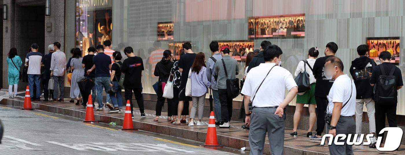 서울 시내 한 백화점 명품관 내 롤렉스 매장 번호표를 받기 위해 기다리는 시민들의 모습. 2021.8.24/뉴스1 ⓒ News1 김진환 기자