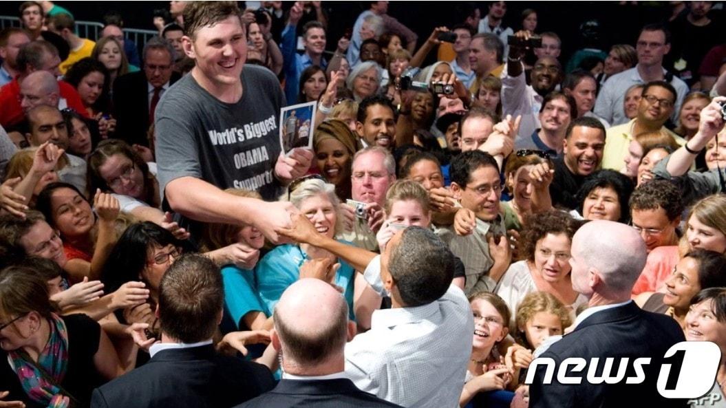 본문 이미지 - 미국 내 최장신인 이고르 보브코빈스키가 38세의 나이로 지난 20일(현지시간) 급성 심장질환으로 사망했다. 사진은 2009년 미네아폴리스에서 버락 오바마 당시 대통령의 집회에 참석한 모습 ⓒAFP=뉴스1