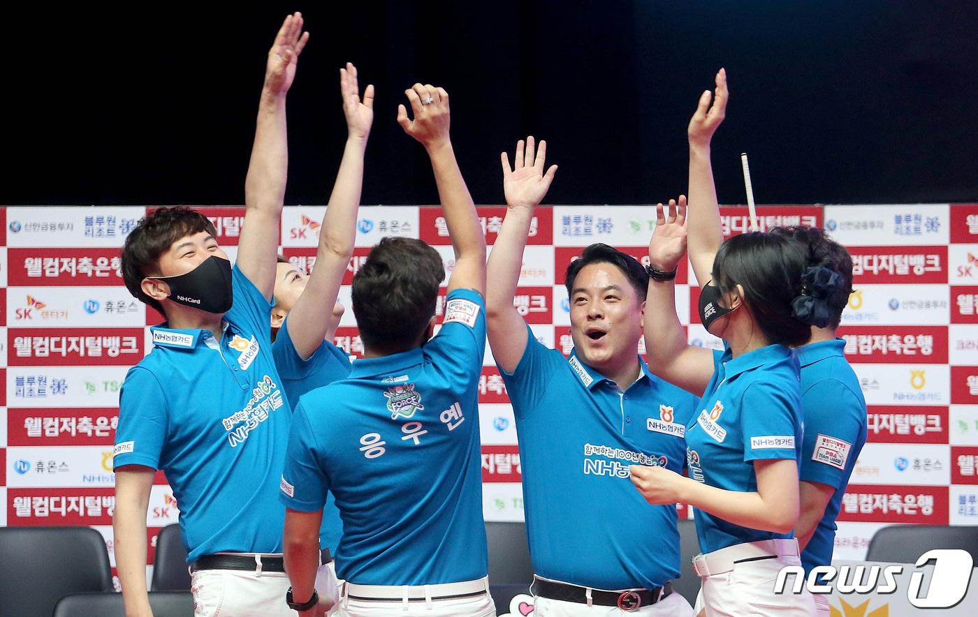 본문 이미지 - 경기에 앞서 파이팅을 외치고 있는 NH농협카드 그린포스(PBA 제공)ⓒ 뉴스1