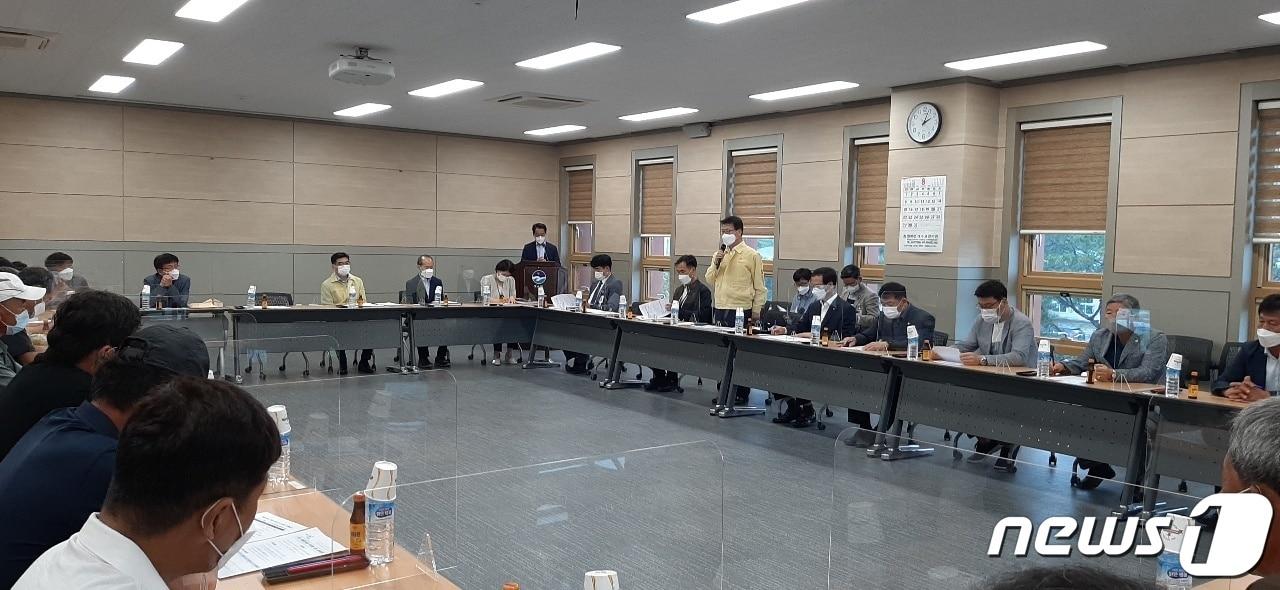 본문 이미지 - 24일 국회 임호선 의원이 음성지역 방울토마토 농가와 폭염 피해에 따른 보상 대책을 논의했다고 밝혔다. 사진은 음성군 대소면 행정복지센터에서 열린 간담회 모습.(임호선 의원 제공)2021.8.24/ⓒ 뉴스1