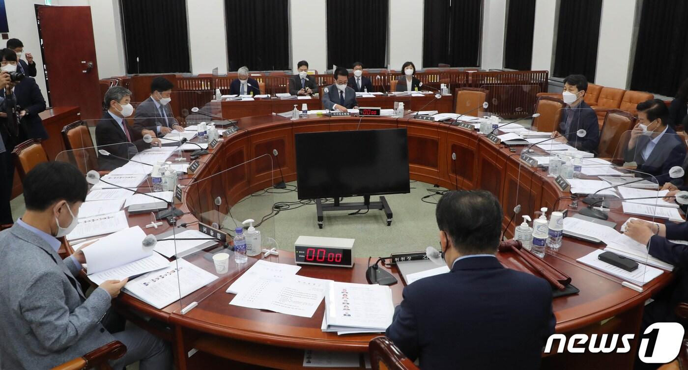 24일 오후 서울 여의도 국회에서 박지원 국가정보원장이 참석한 가운데 정보위원회 전체회의가 열리고 있다. 2021.8.24/뉴스1 ⓒ News1 오대일 기자