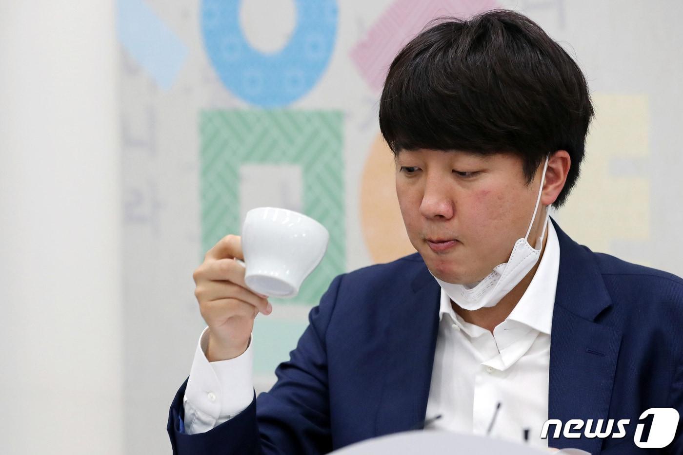 이준석 국민의힘 대표가 24일 오후 서울 여의도 국회에서 공공의료·보건의료인력 확충 등 방역대책 전환을 위해 열린 전국보건의료산업노동조합 간담회에서 목을 축이고 있다. 2021.8.24/뉴스1 ⓒ News1 이동해 기자