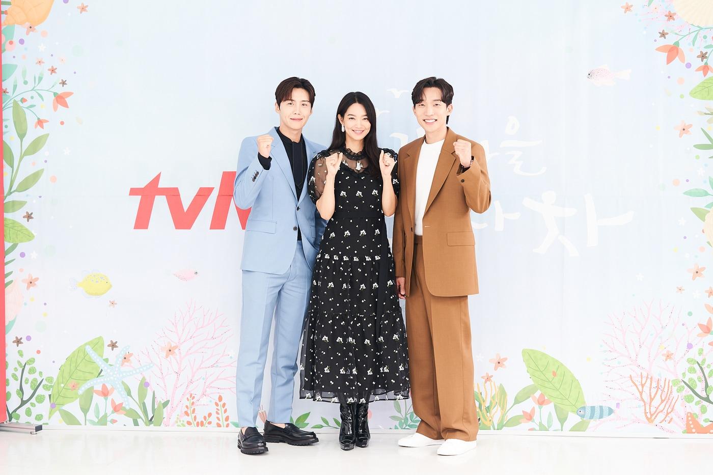 본문 이미지 - (왼쪽부터) 배우 김선호 신민아 이상이/ 사진제공=tvN '갯마을 차차차' ⓒ 뉴스1