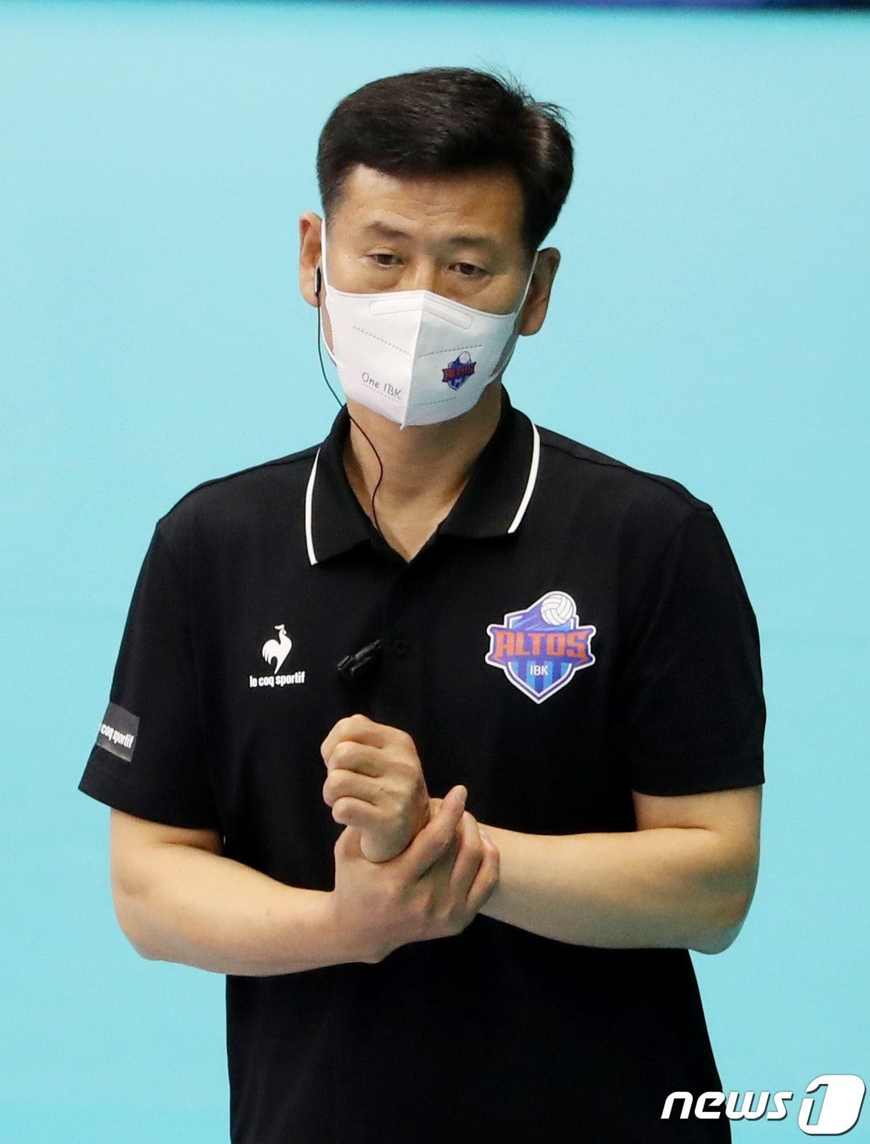 본문 이미지 - 24일 경기도 의정부시 녹양동 의정부체육관에서 열린 ‘2021 의정부·도드람컵 프로배구대회(KOVO컵)' 여자부 현대건설과 기업은행의 경기에서 기업은행 서남원 감독이 경기를 지켜보고 있다. 2021.8.24/뉴스1 ⓒ News1 이성철 기자