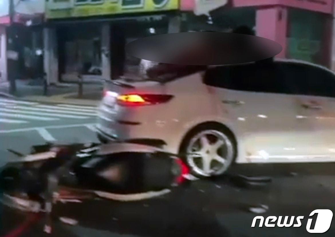 본문 이미지 - 지난 24일 오후 8시44분쯤 광주 남구 주월동 대광여자고등학교 인근 사거리에서 k5 승용차와 오토바이가 충돌하는 사고가 발생해 오토바이 운전자가 중상을 입고 병원으로 이송됐다. 사진은 사고 당시 현장 모습. (독자 제공) 2021.8.24/뉴스1 ⓒ News1