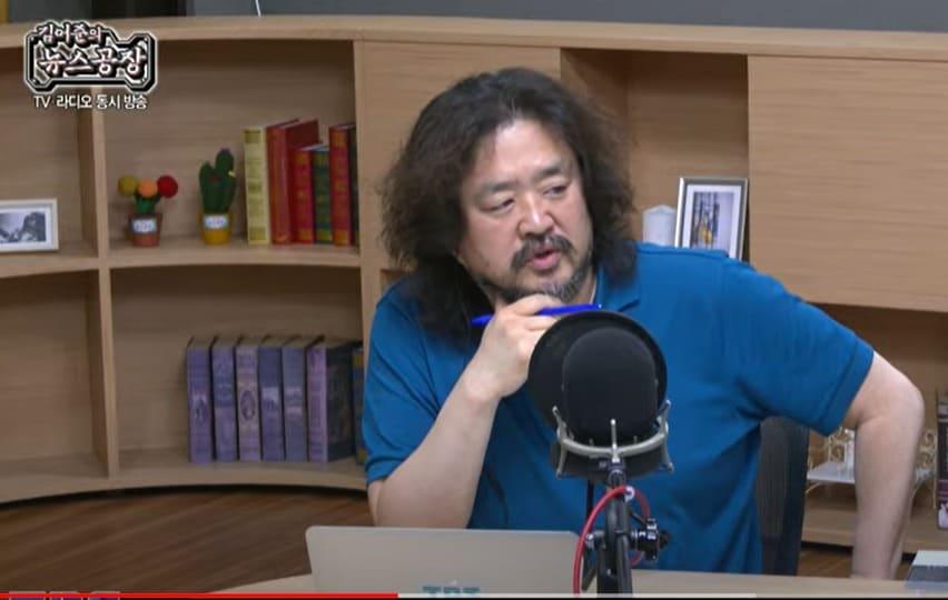 본문 이미지 - 방송인 김어준씨가 25일,, 자신이 진행하고 있는 TBS교통방송 '김어준의 뉴스공장' 첫머리에서 부산대의 조국 전 법무부 장관 딸에 대한 의학전문대학원 입학취소 결정을 맹비난하고 있다. (유튜브 갈무리) ⓒ 뉴스1