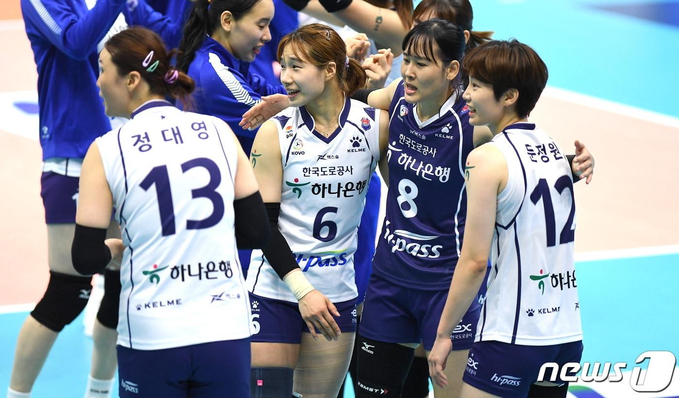 본문 이미지 - 숏 단발로 변신한 한국도로공사의 문정원(오른쪽). (한국배구연맹 제공) ⓒ 뉴스1