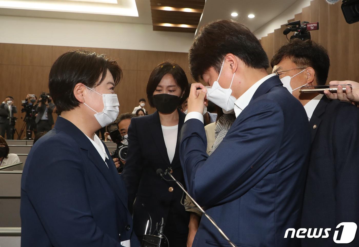 본문 이미지 - 25일 국회 소통관에서 국민권익위원회의 부동산 전수조사에서 농지법 위반 의혹이 제기된 의혹으로 윤희숙 국민의힘 의원이 의원직 사퇴를 선언한 가운데 이준석 대표가 기자회견장으로 찾아와 윤 의원을 만류하다 눈물을 훔지고 있다. 2021.8.25/뉴스1 ⓒ News1 이동해 기자