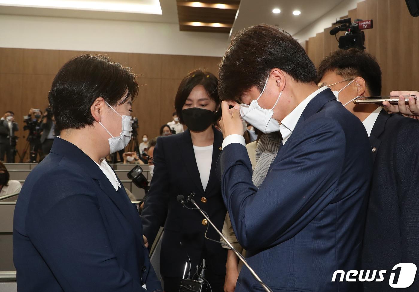 본문 이미지 - 2021년 8월 25일 국회 소통관에서 국민권익위원회의 부동산 전수조사에서 농지법 위반 의혹이 제기된 의혹으로 윤희숙 국민의힘 의원이 의원직 사퇴를 선언하자 이준석 대표가 기자회견장까지 찾아와 윤 의원을 만류하며 눈물을 훔치고 있다. ⓒ News1 DB