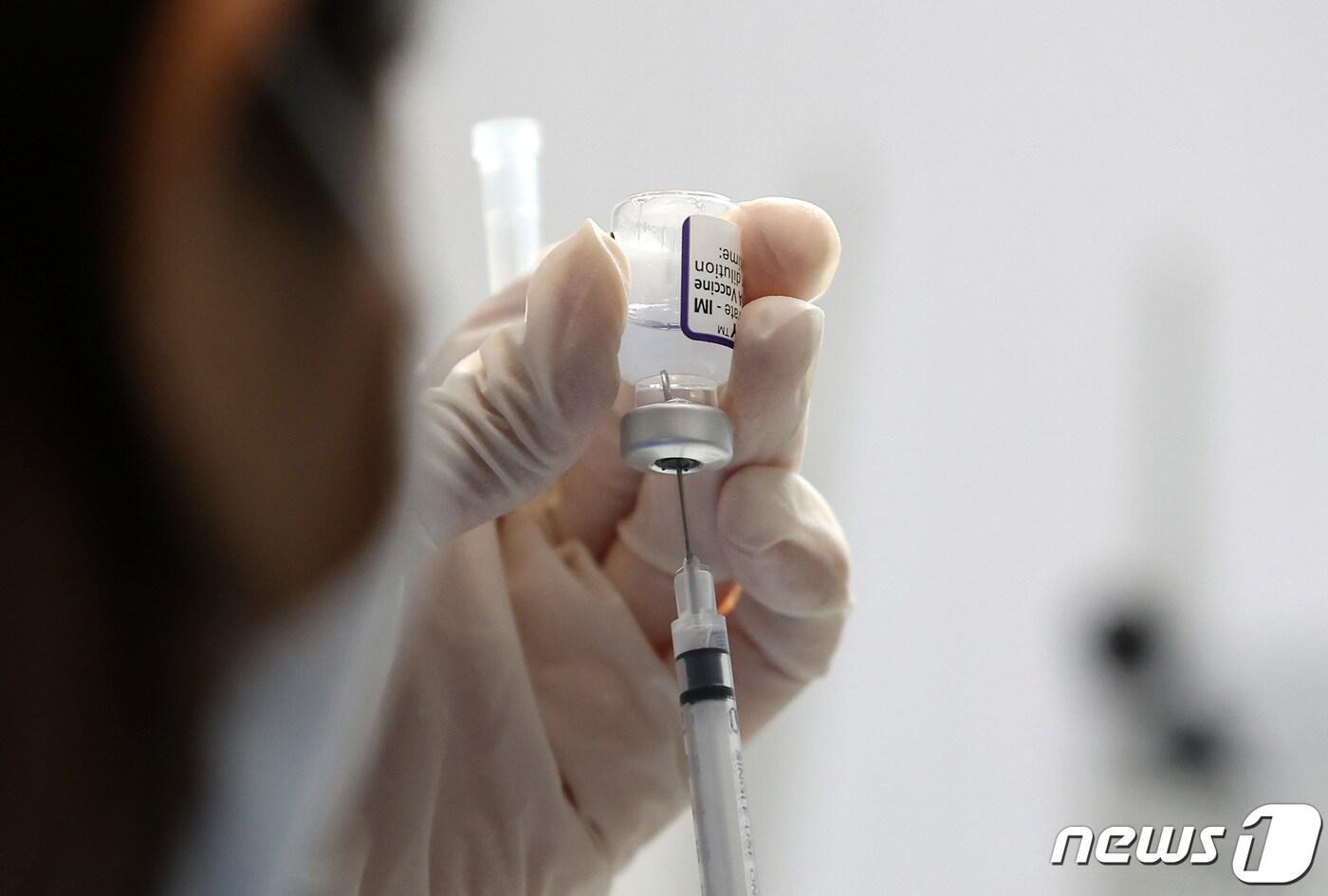 본문 이미지 - 25일 오전 서울 동작구민체육센터에 마련된 예방접종센터에서 의료진들이 화이자 백신을 분주하고 있다. 2021.8.25/뉴스1 ⓒ News1 조태형 기자