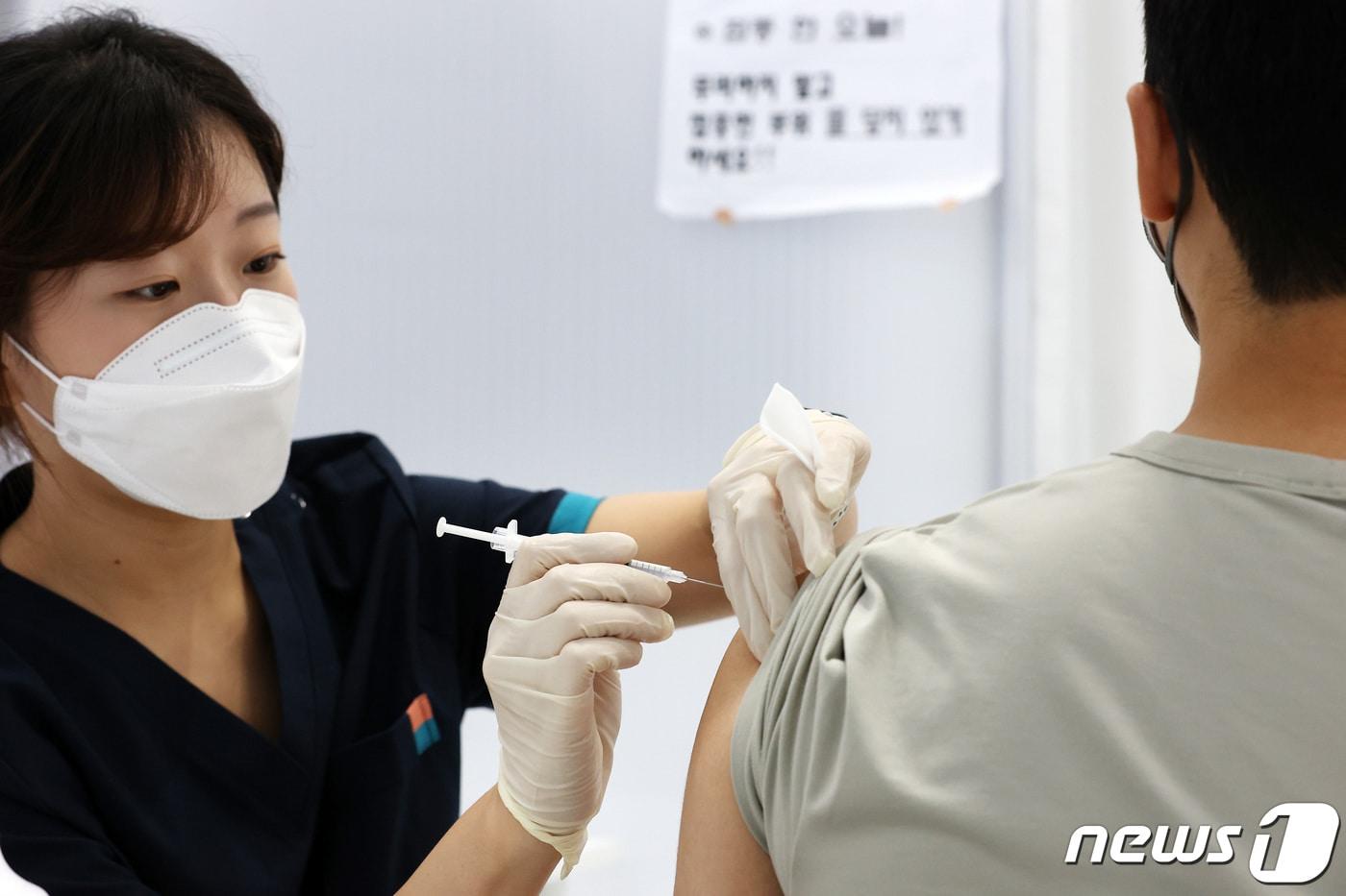 본문 이미지 - 25일 오전 서울 동작구민체육센터에 마련된 예방접종센터에서 시민들이 코로나19 백신 접종을 받고 있다. 정부는 9월 말까지 이어지는 40대 이하 예방접종 시기를 보름여 앞당겨 추석연휴 전까지 전 국민 70%가 백신을 맞도록 할 계획이며 접종 간격을 6주일에서 4주일로 단축하는 방안을 검토 중이다. 2021.8.25/뉴스1 ⓒ News1 조태형 기자