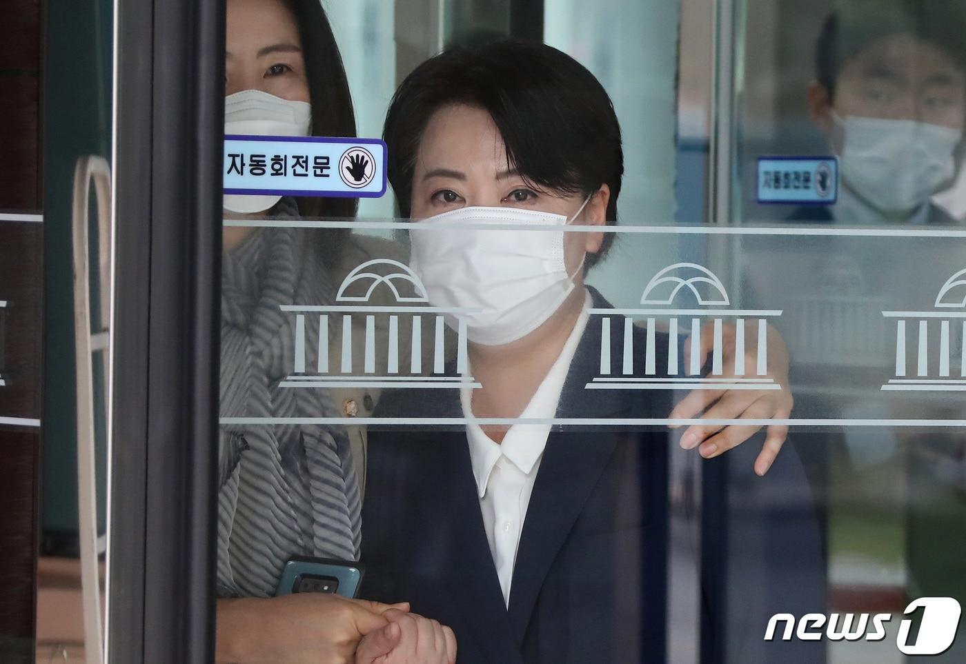 국민의힘 대선주자인 윤희숙 의원이 25일 오전 국회 소통관에서 기자회견을 열고 대선 경선 및 의원직 사퇴 의사를 밝힌 뒤 퇴청하고 있다.. 2021.8.25/뉴스1 ⓒ News1 이동해 기자