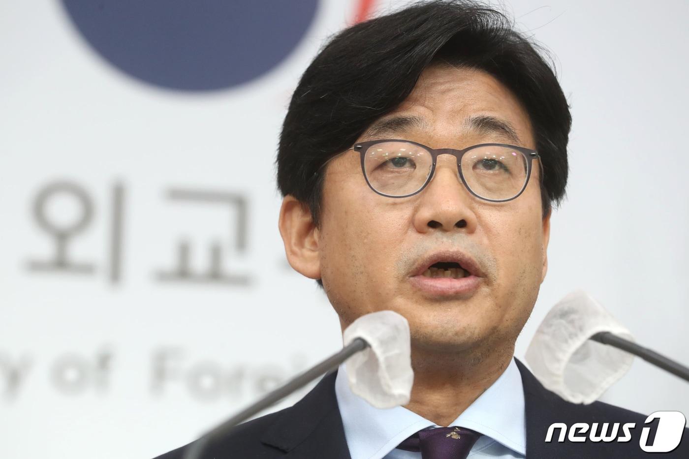 본문 이미지 - 최종문 외교부 제2차관이 25일 오전 서울 종로구 외교부 청사 합동브리핑실에서 아프가니스탄 현지인 조력자 국내 이송과 관련해 브리핑을 하고 있다. 외교부는 우리나라에 협조해온 아프가니스탄 현지인 직원과 가족 380여명이 26일 국내에 도착한다고 밝혔다. 2021.8.25/뉴스1 ⓒ News1 송원영 기자