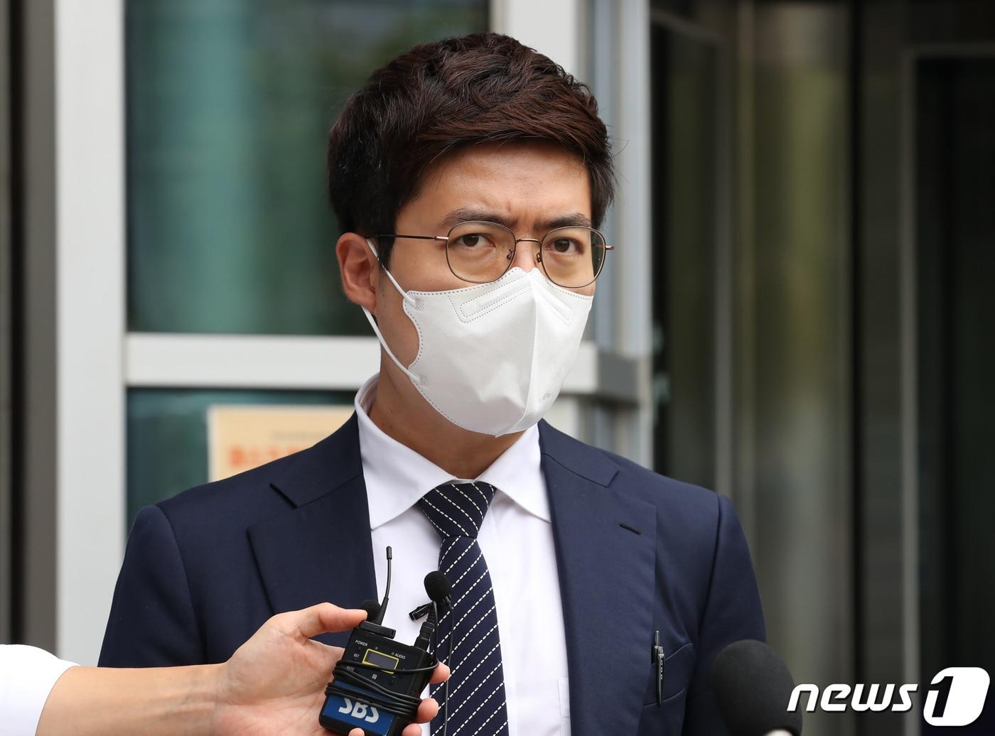 본문 이미지 - 사랑제일교회측 구주와 변호사가 25일 서울 서초구 서울행정법원 앞에서 사랑제일교회가 성북구의 시설폐쇄 처분에 불복해 제기한 집행정지 신청에 대한 심문을 마친 뒤 입장을 밝히고 있다. 2021.8.25/뉴스1 ⓒ News1 박지혜 기자