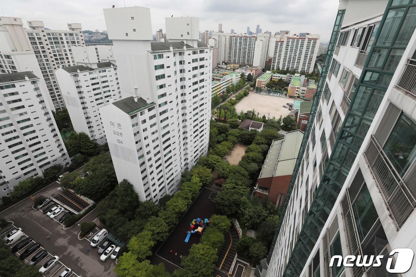 본문 이미지 - 서울 용산구 이촌동 코오롱아파트 모습. 2021.8.25/뉴스1 ⓒ News1 박정호 기자