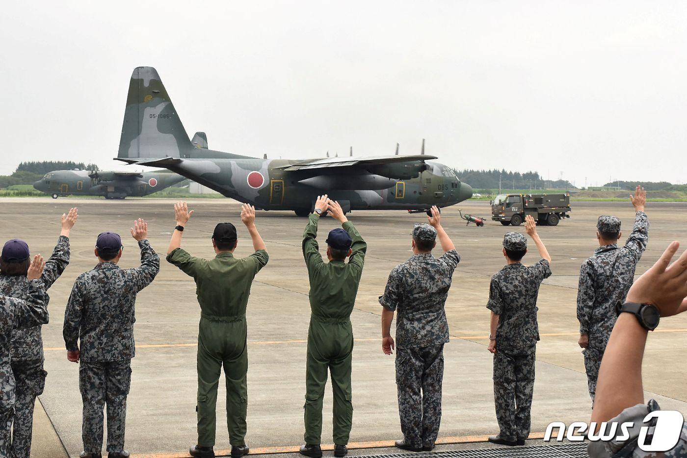 본문 이미지 - 일본 자위대 C-130 수송기가 아프가니스탄의 일본인을 대피시키키 위해 사이타마현 사마야의 공군기지에서 이륙하고 있다. ⓒ AFP=뉴스1